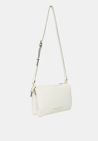 Borsa a tracolla in pelle bianca con tracolla regolabile, accessori in oro e superficie testurizzata. Include una chiusura con zip e dettagli in rilievo del logo.