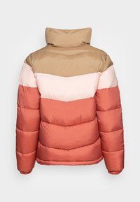 Kurtka ocieplana z wysokim kołnierzem, z blokowym wzorem w kolorach beżowym, różowym i koralowym. Gładka, błyszcząca faktura z poziomym przeszyciem.