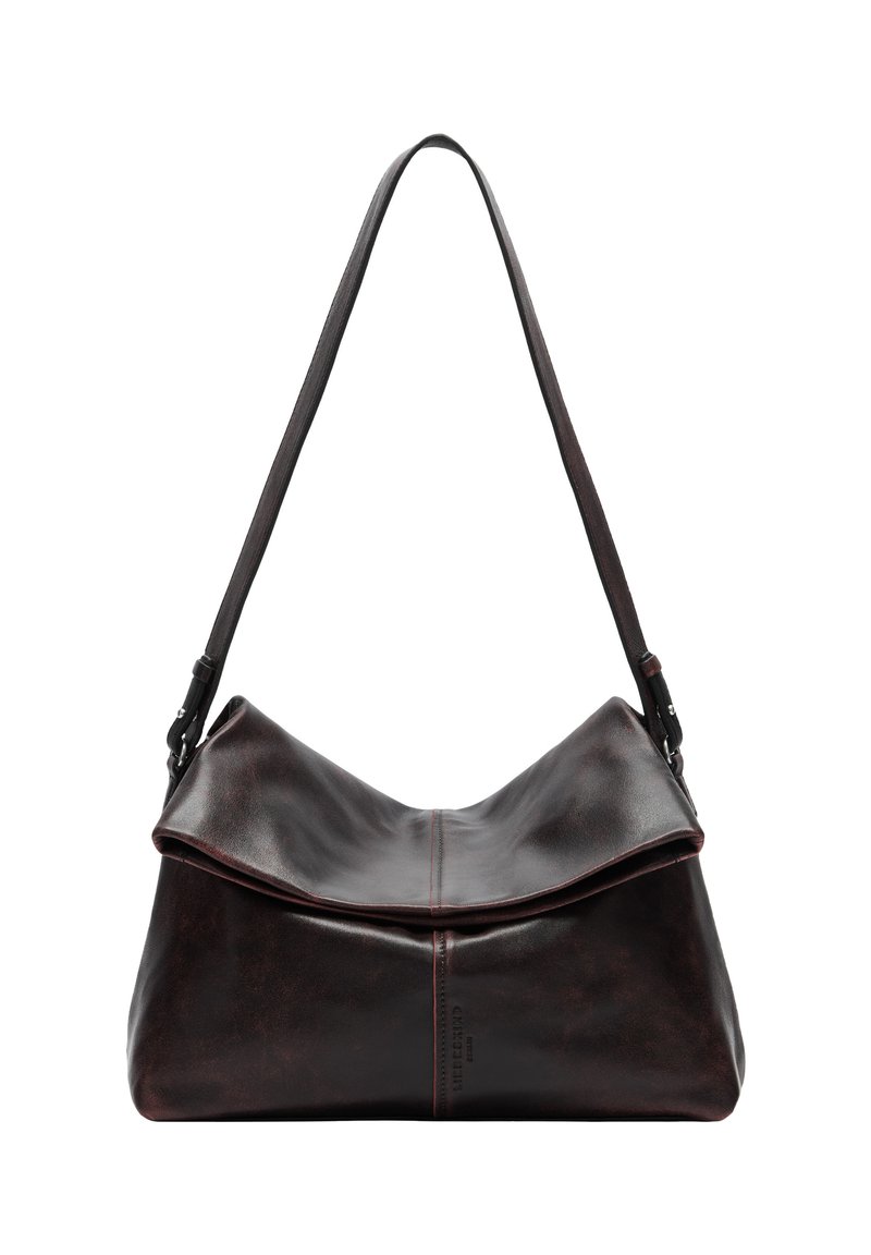 Sac à épaule en cuir marron foncé avec une large sangle et un rabat supérieur plié, présentant des coutures discrètes et une texture lisse.