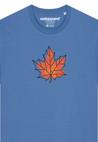 Blauwe katoenen t-shirt met een oranje en geel bladontwerp omlijnd in zwart, met een ronde hals en korte mouwen.