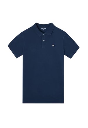 Polo de color azul marino hecho de algodón, con un cuello clásico, cierre de dos botones y un pequeño logo en el lado izquierdo del pecho. Mangas cortas.
