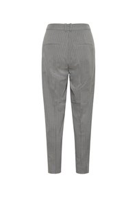 Pantaloni grigi a righe con una vestibilità sartoriale, dotati di una texture liscia, gambe affusolate e tasche posteriori.