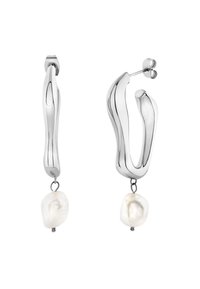 Srebrne kolczyki w kształcie obręczy charakteryzują się płynnych, falistym wzornictwem, z białą perełką barokową zawieszoną na dole, co dodaje tekstury i kontrastu.