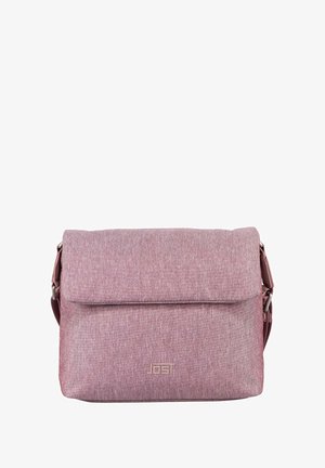 Rosa Stoff-Umhängetasche mit abklappbarem Deckel und Logo auf der Vorderseite. Verfügt über einen verstellbaren Schultergurt und eine schlichte, strukturierte Oberfläche.