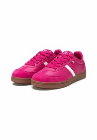 Zapatillas deportivas rosas en ante y cuero, con rayas blancas y una suela de goma marrón. Diseño con cordones y un cuello acolchado para mayor comodidad.