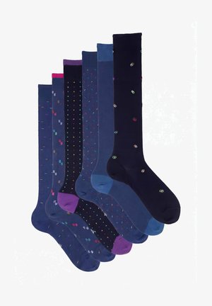 Sechs Paar knielange Socken in verschiedenen Blautönen mit kleinen bunten Stickmustern, nebeneinander angeordnet.