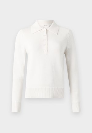 Hvit langermet polo-genser med flat krage, knappestolpe, ribbestrikkede mansjetter og nederkant, laget av et mykt strikket stoff.