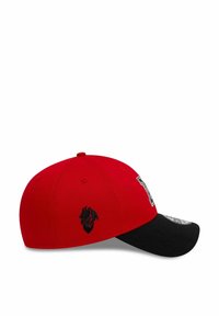 Rote Mütze mit einem schwarzen Schirm, die ein schwarzes Wolfslogo an der Seite und ein kontrastierendes Emblem an der Vorderseite aufweist. Hergestellt aus Stoff.