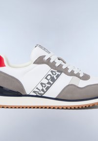 Sneakers bianche, grigie e rosse con suola spessa in gomma, lacci bianchi e logo "NAPAPIJRI" sul lato, su uno sfondo semplice.