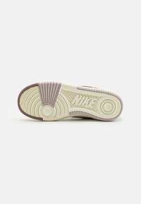 Nike Sportswear GAMMA FORCE - Tenisice - light bone/smokey mauve/platinum violet/coconut milk
