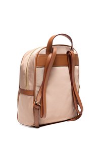 Sac à dos avec un corps en tissu beige doux et des accents en cuir marron. Comprend une poche zippée et des bretelles réglables. Design simple.