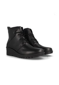 Botas de tobillo de cuero negro con suelas de cuña, que presentan punteras redondas, cierres de cordones y detalles texturizados en la cuña.