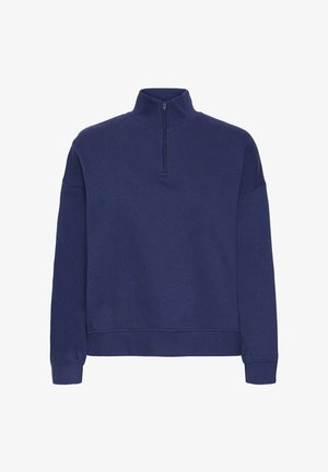Sweat-shirt à col zippé quart en bleu marine, à manches longues, avec des poignets côtelés et une texture douce ; design minimal sans motifs.
