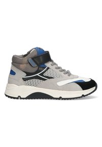 Hoge sneakers van grijs suede en mesh, met een zwarte band, blauwe accenten en een getextureerde zool met contrasterende witte en zwarte elementen.
