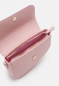 Rosa läderhandväska med en slät yta, guldfärgad hårdvara, öppen topp och en dubbel zip-påse inuti, klädd i kontrasterande magenta.