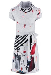 Robe gris clair à manches courtes avec col bénitier, ceinture à la taille et imprimé abstrait coloré représentant une femme portant un grand chapeau rayé et du rouge à lèvres rouge.