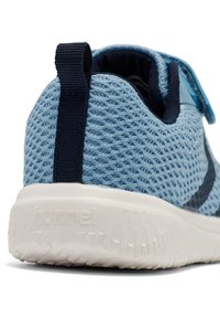 Jasnoniebieskie siateczkowe buty sportowe z granatowymi akcentami, teksturowaną powierzchnią i białą podeszwą, z tylną pętelką oraz detalem z logo marki.