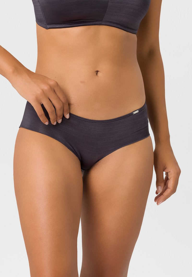 Dunkelgraue nahtlose Unterwäsche mit glatter Textur und minimalistischer Gestaltung. Verfügt über einen niedrigen Bund und dezente Logodetails.