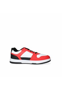 Scarpa atletica rossa e bianca con tomaia testurizzata, dettagli neri, suola in gomma e chiusura con lacci tradizionale per una vestibilità sicura.