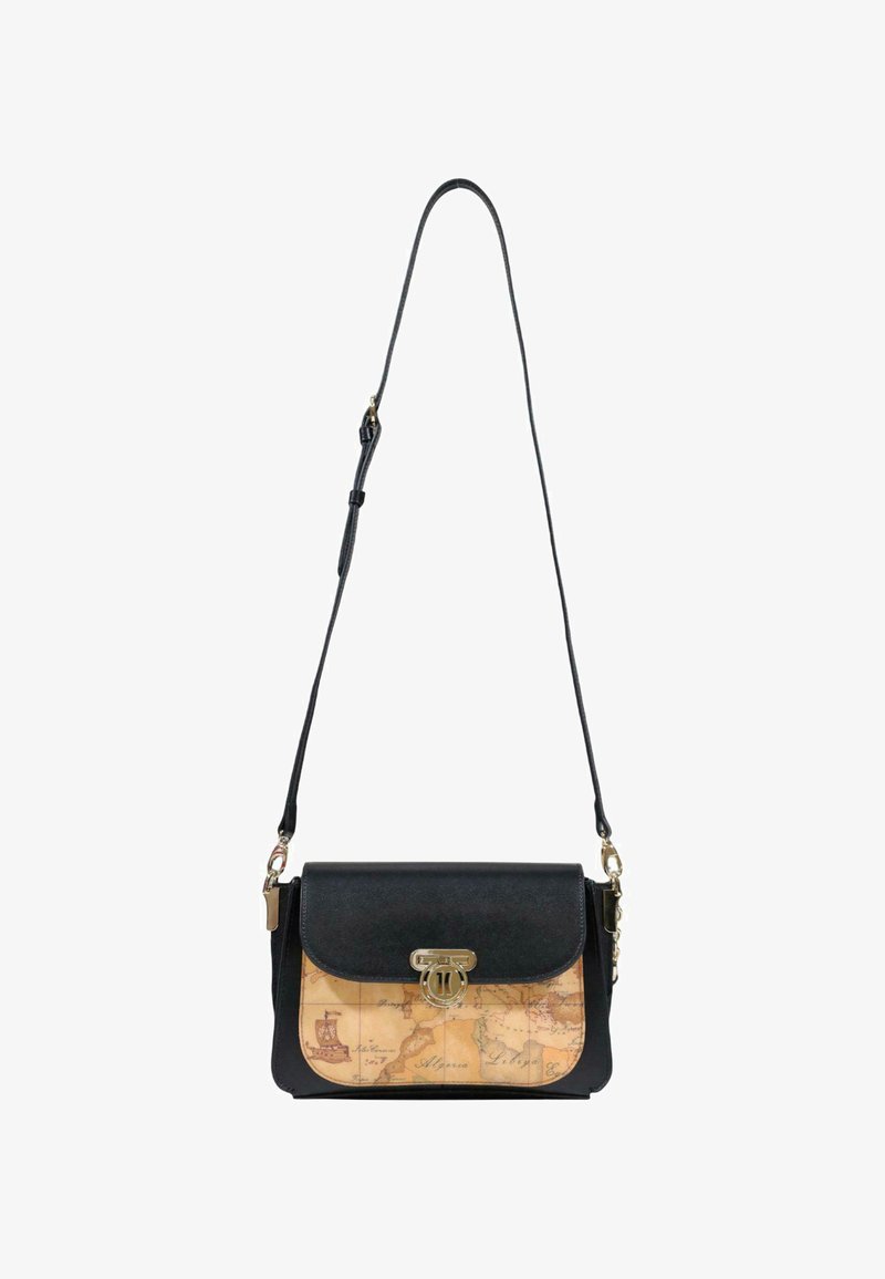 Borsa a tracolla in pelle nera con tracolla regolabile e un pannello con stampa di mappa vintage sul davanti con una fibbia in tono oro.