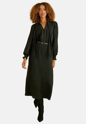 Schwarzes Kleid mit langen Ärmeln, geknöpfter Vorderseite und tailliertem Bund mit Gürtel. Verfügt über eine strukturierte Stoffoberfläche und subtile metallische Details.