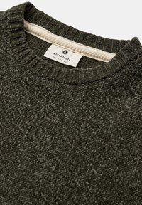 Maglione verde scuro con colletto a costine e tessuto testurizzato. Presenta un colletto interno color crema e un'etichetta visibile.
