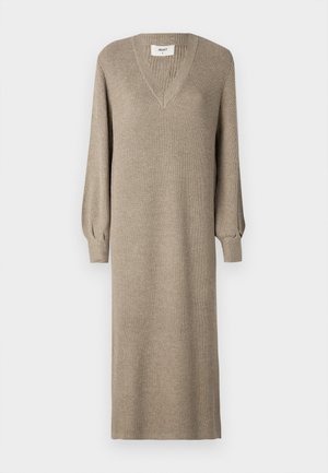 Robe en tricot beige avec un col en V, des manches longues à poignets froncés et une silhouette droite. Tissu texturé à rayures sur toute la surface.