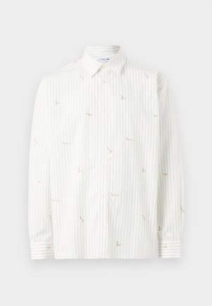 Cămașă albă cu mâneci lungi, cu nasturi, cu dungi verticale subțiri negre și motive mici brodate răspândite pe material.