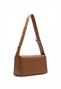 Borsa a mano in pelle marrone con forma rettangolare, base piatta e tracolla regolabile. Presenta una texture liscia e un design minimalista.