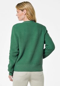 Grüner gerippter Pullover mit langen Ärmeln und rundem Ausschnitt. Verfügt über ein strukturiertes Strickmuster und einen taillierten Bund. Rückansicht.
