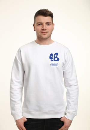 Biała bluza z ribbowymi mankietami i dołem, z niebieskim logo „SB” oraz napisem po lewej stronie. Gładki, bawełniany materiał.