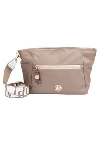 Bolso de nylon color beige con un bolsillo frontal con cremallera, herrajes en tono dorado y una correa desmontable que presenta un patrón de logotipos. Forma redondeada.