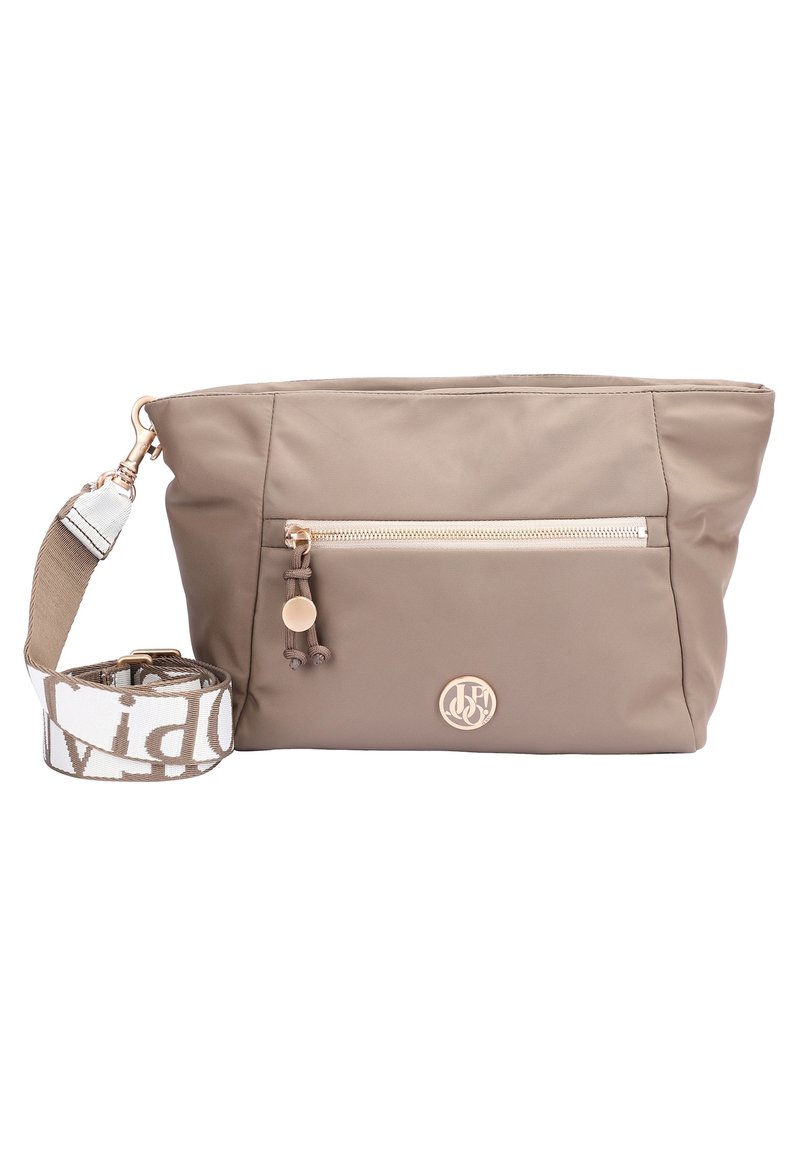 Bolso de nylon color beige con un bolsillo frontal con cremallera, herrajes en tono dorado y una correa desmontable que presenta un patrón de logotipos. Forma redondeada.