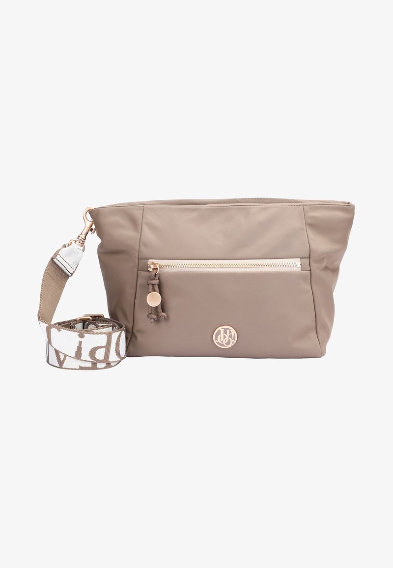 Tote aus beigem Nylon mit einem Reißverschluss-Frontfach, goldfarbener Hardware und einem abnehmbaren Riemen mit Logomuster. Runde Form.