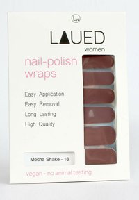 Nagellack-Wraps in einem gedämpften Mocha-Ton, verpackt mit einfachen Anweisungen zur Anwendung. Merkmale sind abgerundete Formen und ein veganes Etikett.