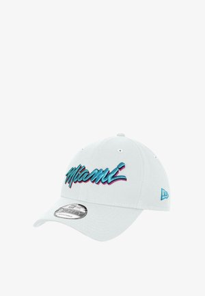 Weißer Cap mit aufgesticktem "Miami" in Türkis und Pink. Verfügt über einen gebogenen Schild und einen verstellbaren Riemen, gefertigt aus weichem Baumwollstoff.
