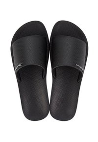 Chanclas negras de goma texturizada, con una amplia tira, diseño de punta abierta y un sutil detalle del logo en la tira.