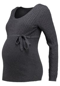 Ciemnoszary prążkowany sweter ciążowy z dekoltem w łódkę, długimi rękawami oraz wiązanym paskiem w talii dla regulowanego dopasowania. Teksturowany wzór warkoczowego splotu.