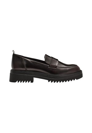 Mocasín de cuero marrón oscuro con suela negra gruesa y dentada y una correa cosida a lo largo de la parte superior del zapato.