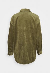 Camicia in corduroy verde oliva a maniche lunghe con polsini abbottonati e orlo leggermente arrotondato, mostrata dal retro su uno sfondo neutro.