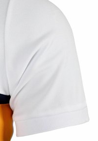 Maglietta a maniche corte con un corpo bianco texturizzato, strisce orizzontali navy e arancione a contrasto vicino all'orlo, e un colletto robusto.