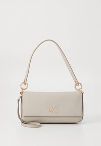 Bolso de hombro Calvin Klein, de cuero gris claro, forma rectangular, detalles en hardware dorado, correa ajustable, logo en relieve en el frente.