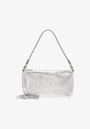 Silberne, rechteckige Handtasche aus Metall mit kurzem Griff und abnehmbarem Riemen, der vorne auf weißem Hintergrund liegt.