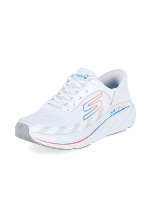 Witte Skechers hardloopschoen met blauwe en roze accenten, dikke gevoerde zool met label "MAX Cushion" en ademend mesh bovenwerk.