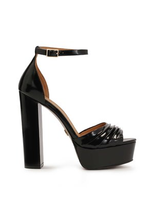 Schwarze patentierte Leder-Pumps mit hoher Plateausohle, einem breiten Knöchelriemen, strukturierten, überkreuzten Details an der Zehenpartie und einem quadratischen Blockabsatz.