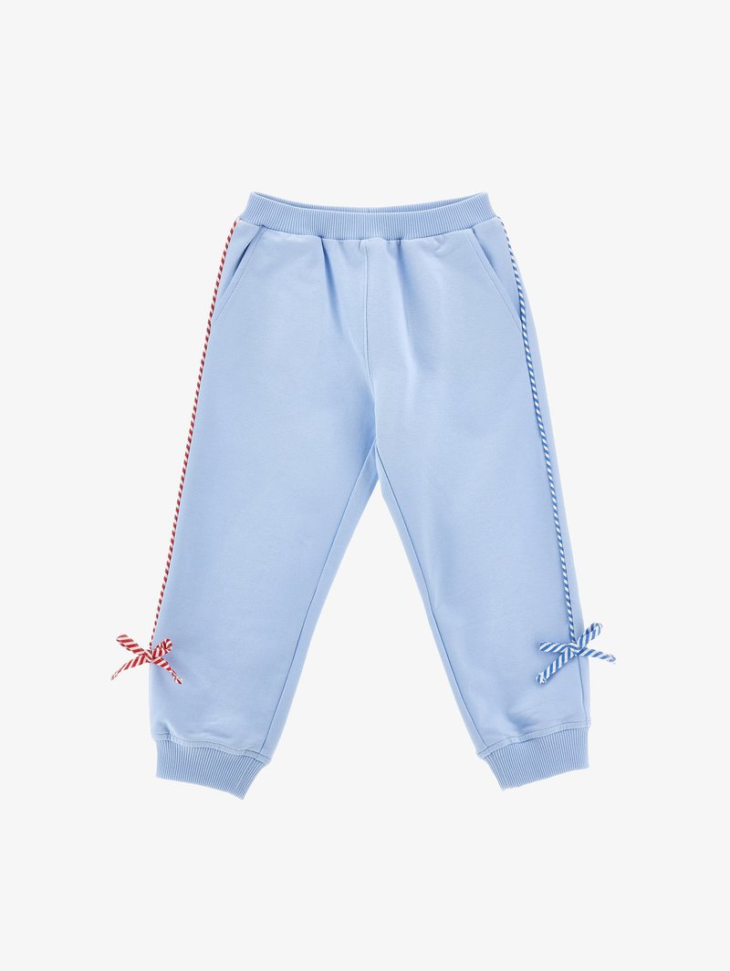 Svetlo modre otroške hlače z elastičnim pasom, stranskimi žepi, rdeče-modrimi črtastimi trakovi, ki tečejo po nogah, zavezane v pentlje blizu manšet.
