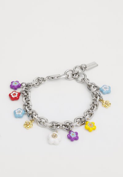 Bracelet en chaîne en argent avec des charmes floraux colorés en rouge, violet, bleu, jaune et blanc. Les charmes présentent une finition émaillée et de petites embellissements.