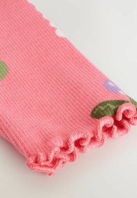 Tissu rose côtelé avec des motifs floraux verts et violets. Présente un bord ondulé en bas. Matériau doux et texturé.