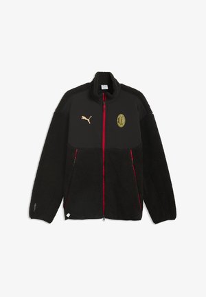 Czarna kurtka z polaru z czerwonym zamkiem, logo Puma na lewej piersi, herb AC Milan po prawej stronie oraz dwie kieszenie na zamek.