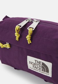 The North Face BERKELEY LUMBAR UNISEX - Diržinis krepšelis - black currant purple/yellow silt